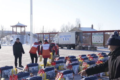 清水慈善 黑龙江海伦分会在当地慰问贫困家庭,为他们送去大量生活用品